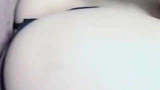 大学生在宿舍房间里自慰