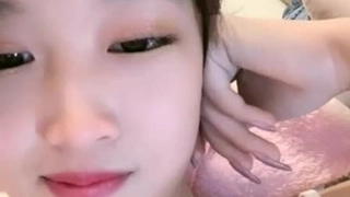 可爱的少女Lily Adams在户外吸吮和操大鸡巴