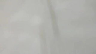 大学生在第一个色情视频中展示她的技巧