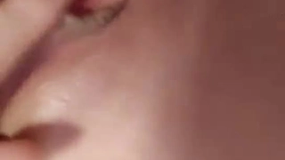 射精在她的乳房和屁股上:印度视频中的Desi bhabhi被猛烈地操
