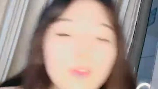 18岁的业余爱好者在特写POV视频中深喉口交