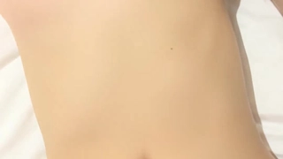 剧情演绎空虚富姐勾引美团外卖小哥穿着黑丝直接在沙发上干