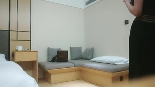 年长的女人用肛交和肛交支配年轻男人