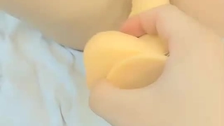少女金发女孩在宿舍里被手指刺激并给出最好的口交